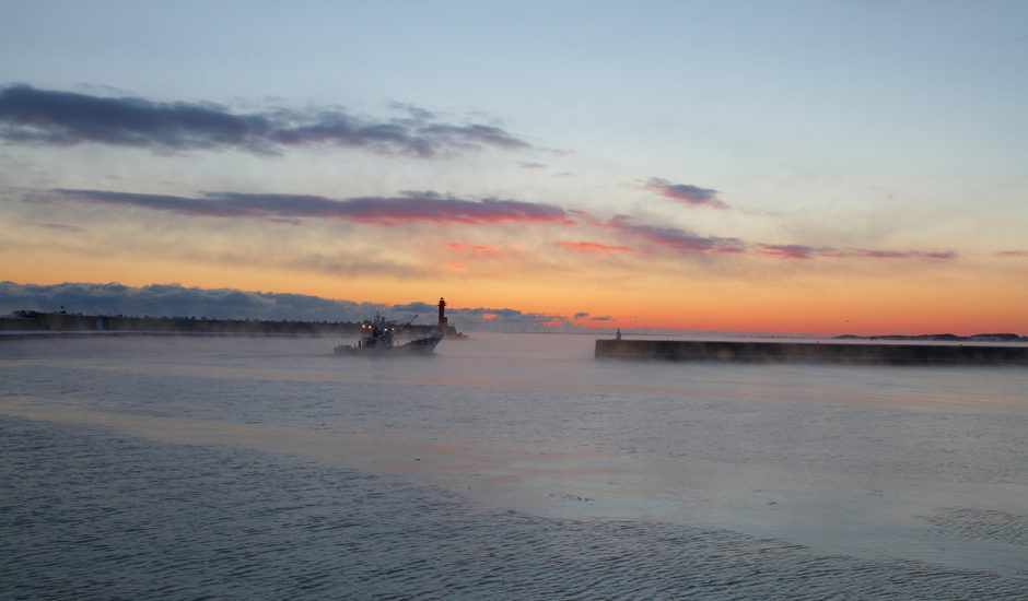 標津町「朝焼けの中の出航」