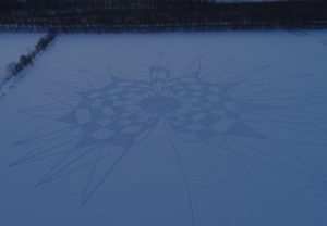 【北海道・中札内村】雪を踏み固めてアート作品出現「スノーアート」